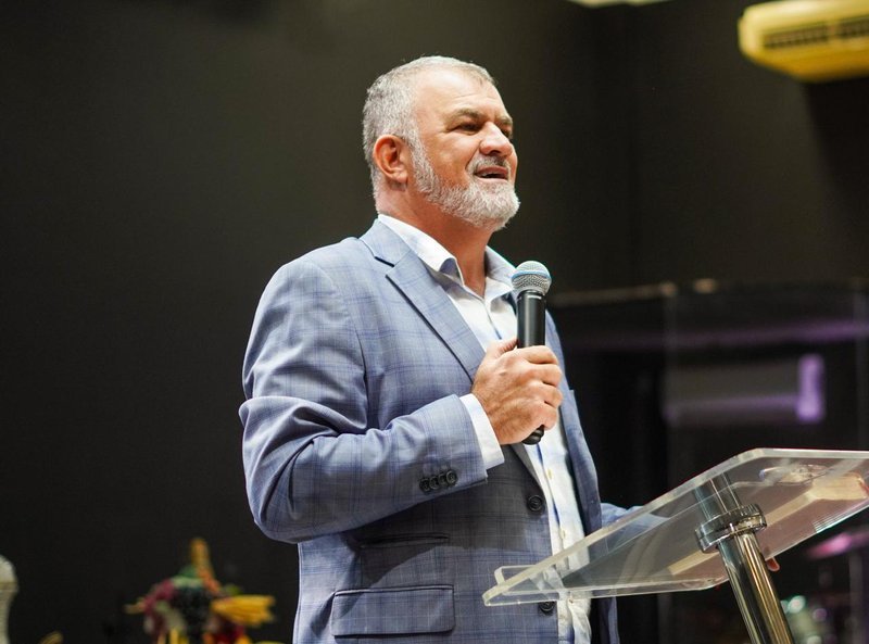 Pastor Tilica pregando no púlpito